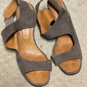 Chie Mihara velvet COMFY wedges